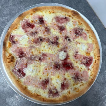 42. Brusinková - bílý základ, mozzarella, šunka, camembert, brusinky (1, 7) - foto č. 42