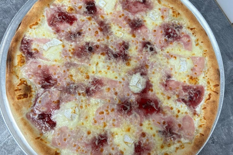 42. Brusinková - bílý základ, mozzarella, šunka, camembert, brusinky (1, 7) - foto č. 42