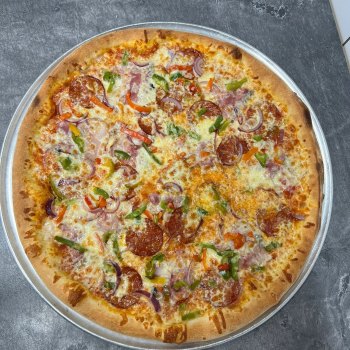 41. Eri - rajčatová omáčka, mozzarella, slanina, salám, paprika míchaná, červená cibule (1, 7) - foto č. 41
