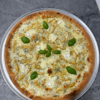 40. Beny - bílý základ, mozzarella, niva, camembert, kuřecí maso, bazalka (1, 7) - foto č. 40