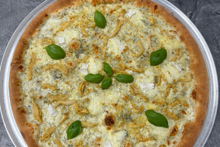 40. Beny - bílý základ, mozzarella, niva, camembert, kuřecí maso, bazalka (1, 7) - foto č. 40