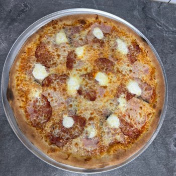 39. Gabi - rajčatová omáčka, mozzarella, pikantní salám, šunka, slanina, smetanová zálivka, česnek (1, 7) - foto č. 39