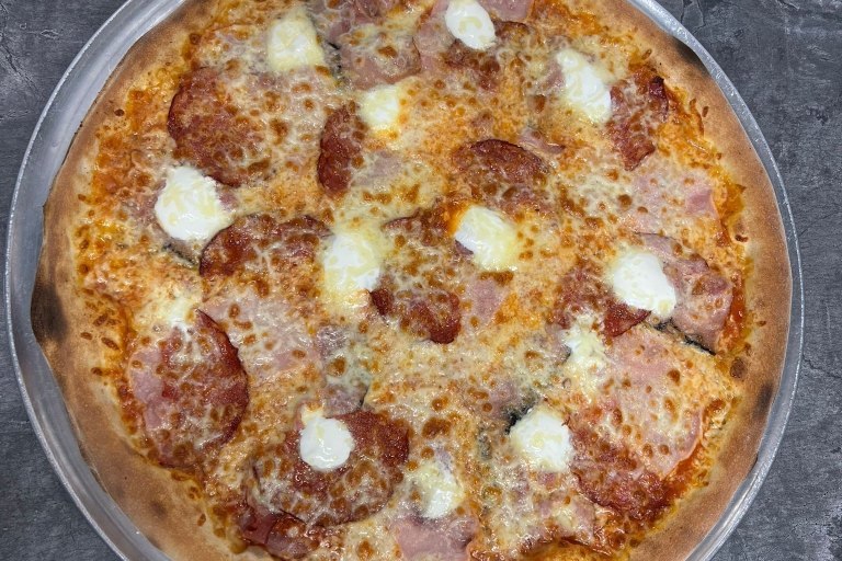 39. Gabi - rajčatová omáčka, mozzarella, pikantní salám, šunka, slanina, smetanová zálivka, česnek (1, 7) - foto č. 39