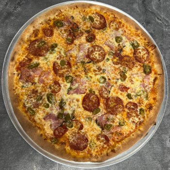 38. Diavola - rajčatová omáčka, mozzarella, slanina, salám, jalapeňos, klobása, chilli (1, 7) - foto č. 38