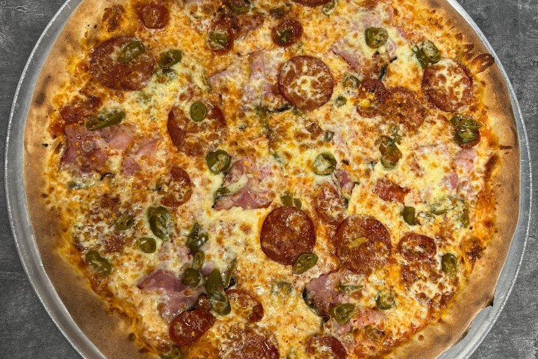 38. Diavola - rajčatová omáčka, mozzarella, slanina, salám, jalapeňos, klobása, chilli (1, 7) - foto č. 38