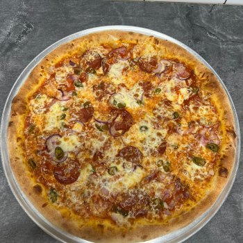 37. Hot Hot - rajčatová omáčka, mozzarella, salám, slanina, jalapeňos, červená cibule, omáčka siracha (1, 7) - foto č. 37