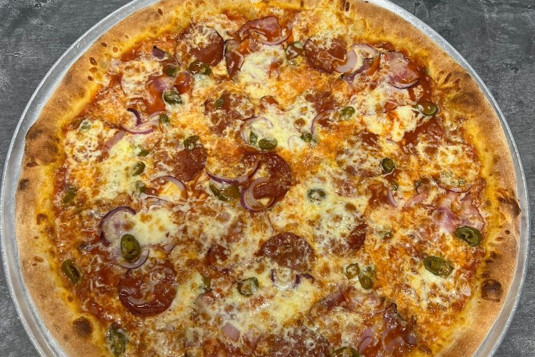 37. Hot Hot - rajčatová omáčka, mozzarella, salám, slanina, jalapeňos, červená cibule, omáčka siracha (1, 7) - foto č. 37
