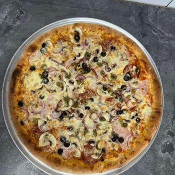 36. New York - rajčatová omáčka, mozzarella, salám, šunka, žampiony, olivy, červená cibule (1, 7) - foto č. 36