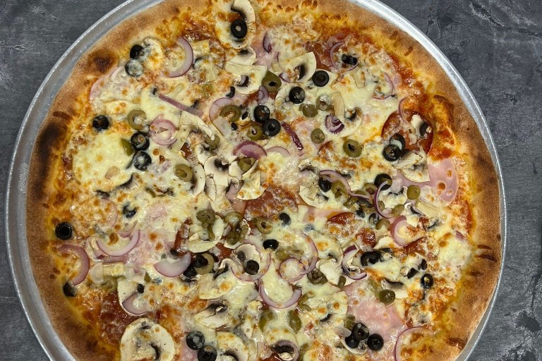 36. New York - rajčatová omáčka, mozzarella, salám, šunka, žampiony, olivy, červená cibule (1, 7) - foto č. 36