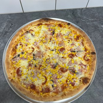 35. Texas - rajčatová omáčka, mozzarella, klobása, anglická slanina, kukuřice, cibule (1, 7) - foto č. 35