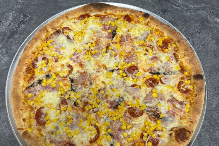 35. Texas - rajčatová omáčka, mozzarella, klobása, anglická slanina, kukuřice, cibule (1, 7) - foto č. 35