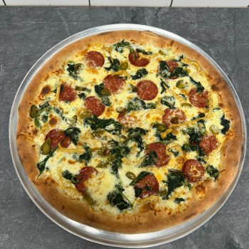34. Edi - bílý základ, mozzarella, kuřecí maso, salám, špenát, jalapeňos (1, 7) - foto č. 34