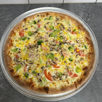 33. Extra Vegetariana - bílý základ, mozzarella, rajčata, cibule, brokolice, žampiony, kukuřice (1, 7) - foto č. 33