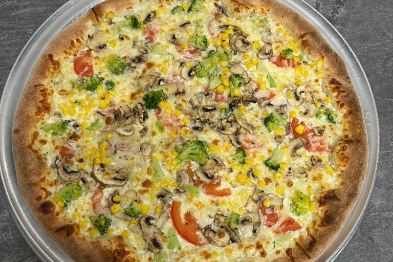 33. Extra Vegetariana - bílý základ, mozzarella, rajčata, cibule, brokolice, žampiony, kukuřice (1, 7) - foto č. 33
