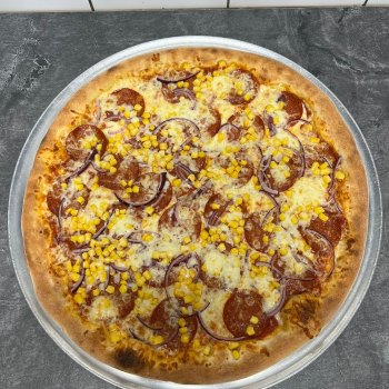 32. Fantasia - rajčatová omáčka, mozzarella, salám, červená cibule, kukuřice (1, 7) - foto č. 32