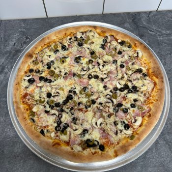 31. Vitta - rajčatová omáčka, mozzarella, anglická slanina, žampiony, olivy (1, 7) - foto č. 31
