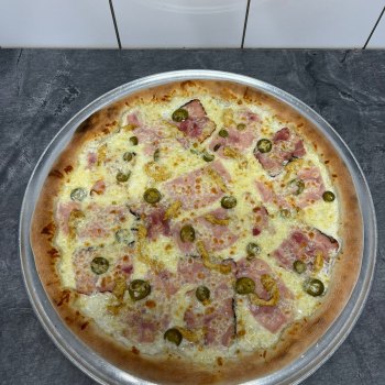 30. Fati - bílý základ, mozzarella, šunka, anglická slanina, kuřecí maso, jalapeňos (1, 7) - foto č. 30