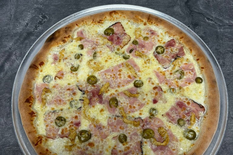 30. Fati - bílý základ, mozzarella, šunka, anglická slanina, kuřecí maso, jalapeňos (1, 7) - foto č. 30