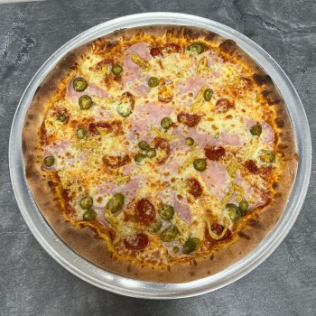28. Picanta - rajčatová omáčka, mozzarella, kuřecí maso, šunka, klobása, jalapeňos (1, 7) - foto č. 28