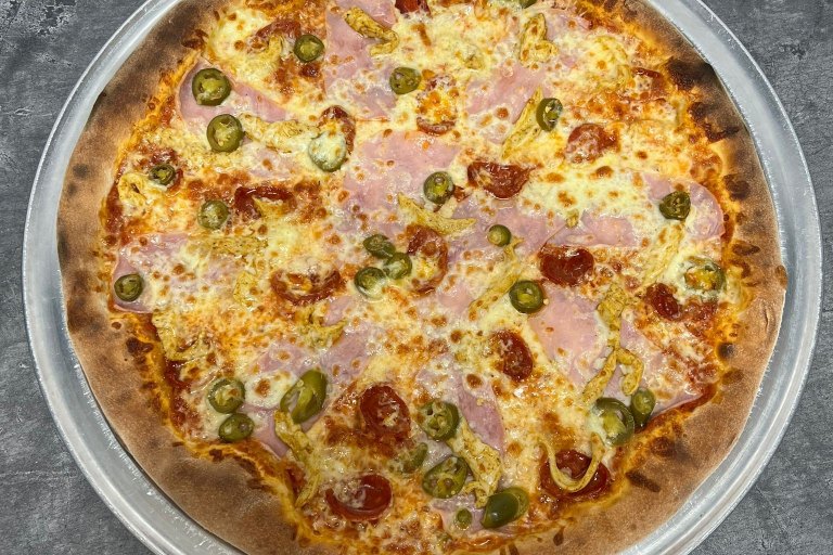 28. Picanta - rajčatová omáčka, mozzarella, kuřecí maso, šunka, klobása, jalapeňos (1, 7) - foto č. 28
