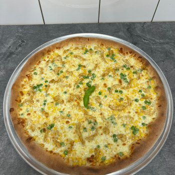 27. Panna - bílý základ, mozzarella, kuřecí maso, kukuřice, hrášek, bazalka (1, 7) - foto č. 27