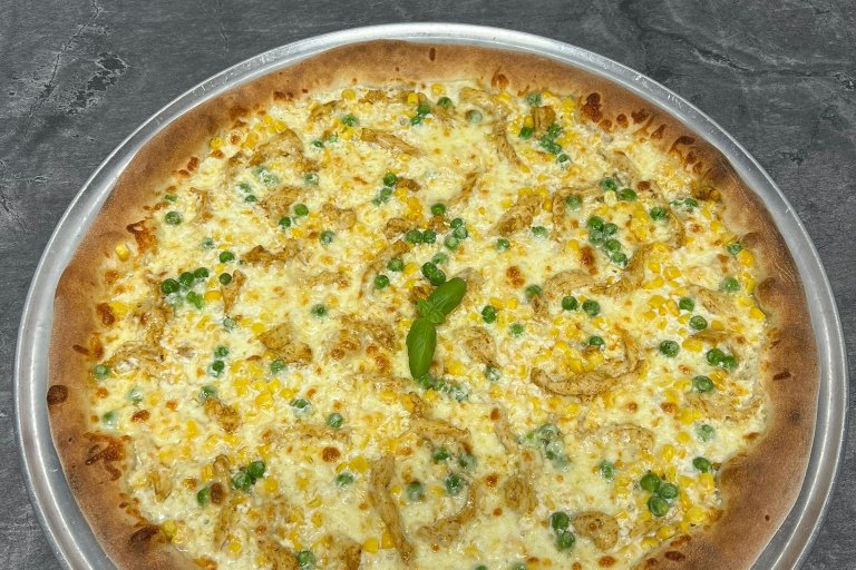 27. Panna - bílý základ, mozzarella, kuřecí maso, kukuřice, hrášek, bazalka (1, 7) - foto č. 27