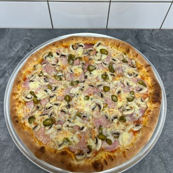 26. Roma - rajčatová omáčka, mozzarella, šunka, anglická slanina, žampiony, jalapeňos (1, 7) - foto č. 26