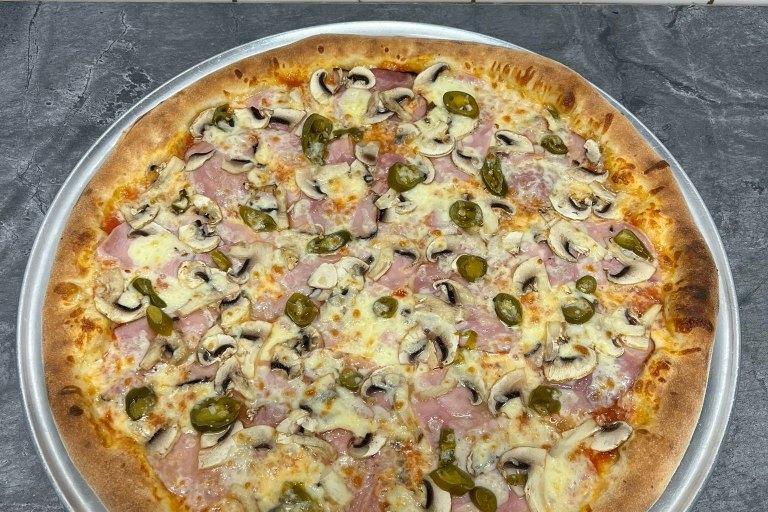 26. Roma - rajčatová omáčka, mozzarella, šunka, anglická slanina, žampiony, jalapeňos (1, 7) - foto č. 26