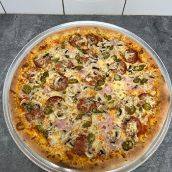 25. Mista - rajčatová omáčka, mozzarella, salám, šunka, žampiony, jalapeňos (1, 7) - foto č. 25