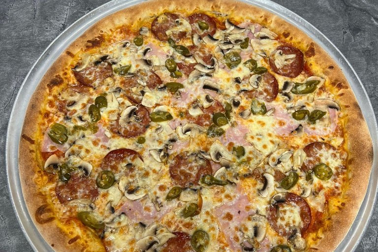 25. Mista - rajčatová omáčka, mozzarella, salám, šunka, žampiony, jalapeňos (1, 7) - foto č. 25