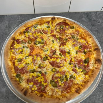 24. Mexicana - rajčatová omáčka, mozzarella, pikantní salám (ventričina), jalapeňos, kukuřice (1, 7) - foto č. 24