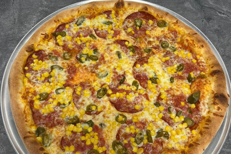24. Mexicana - rajčatová omáčka, mozzarella, pikantní salám (ventričina), jalapeňos, kukuřice (1, 7) - foto č. 24