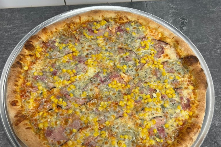 23. Bacon Corn - rajčatová omáčka, mozzarella, slanina, kukuřice, niva (1, 7) - foto č. 23