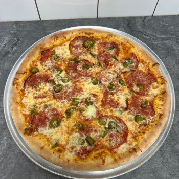 22. Ďábelská - rajčatová omáčka, mozzarella, pikantní salám (ventričina), jalapeňos (1, 7) - foto č. 22