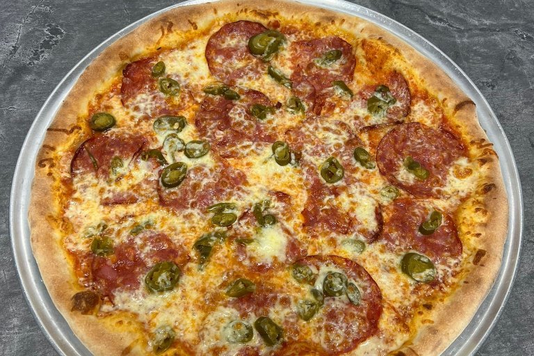 22. Ďábelská - rajčatová omáčka, mozzarella, pikantní salám (ventričina), jalapeňos (1, 7) - foto č. 22
