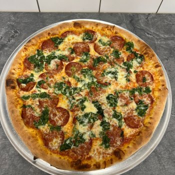 21. Milano - rajčatová omáčka, mozzarella, salám, špenát (1, 7) - foto č. 21