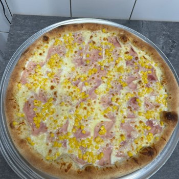 20. Bianko - bílý základ, mozzarella, šunka, kukuřice, česnek (1, 7) - foto č. 20