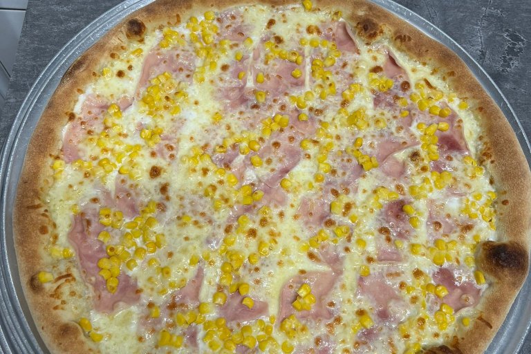 20. Bianko - bílý základ, mozzarella, šunka, kukuřice, česnek (1, 7) - foto č. 20
