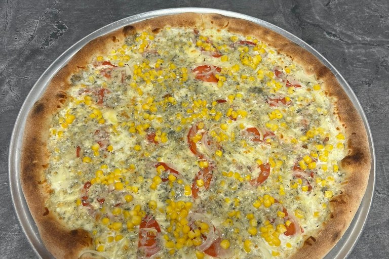 19. Viola - bílý základ, mozzarella, rajčata, kukuřice, cibule, Quattro Formaggi (1, 7) - foto č. 19