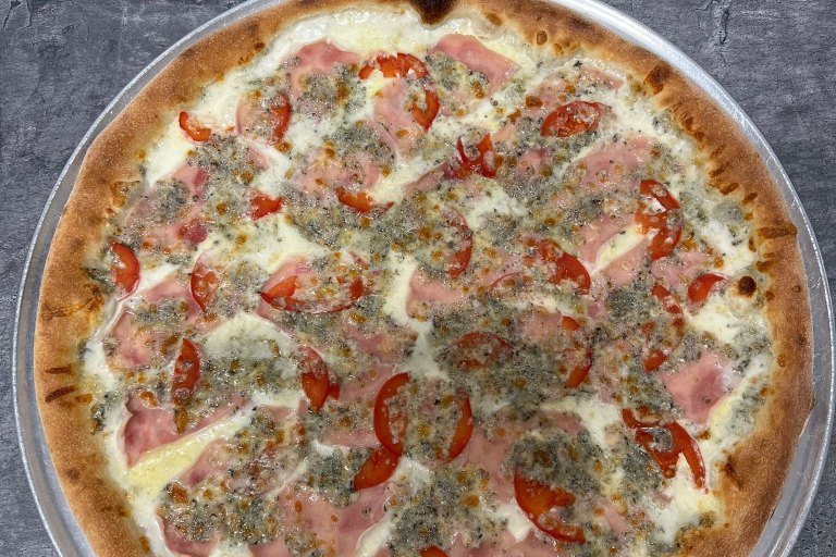 18. Maxi - bílý základ, mozzarella, šunka, rajčata, Quattro Formaggi (1, 7) - foto č. 18