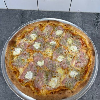 17. Casa - rajčatová omáčka, mozzarella, šunka, niva, camembert (1, 7) - foto č. 17