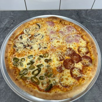15. Quattro Stagiony - rajčatová omáčka, mozzarella, 1/4 šunka, 1/4 salám, 1/4 žampiony, 1/ feferonky (1, 7) - foto č. 15