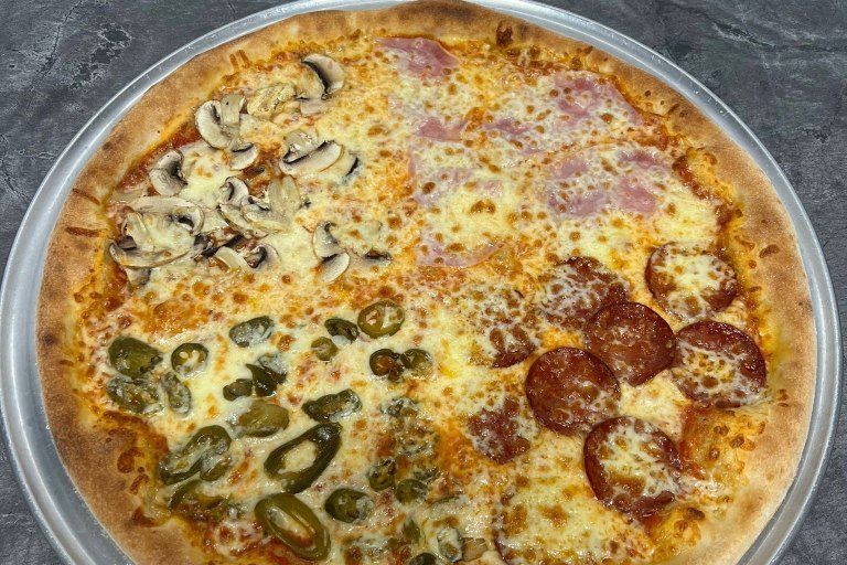 15. Quattro Stagiony - rajčatová omáčka, mozzarella, 1/4 šunka, 1/4 salám, 1/4 žampiony, 1/ feferonky (1, 7) - foto č. 15