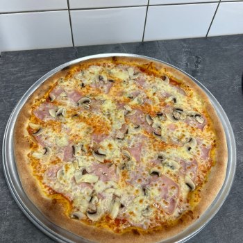 14. Capricciosa - rajčatová omáčka, mozzarella, šunka, žampiony (1, 7) - foto č. 14