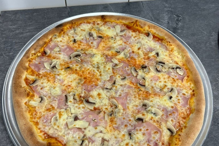 14. Capricciosa - rajčatová omáčka, mozzarella, šunka, žampiony (1, 7) - foto č. 14