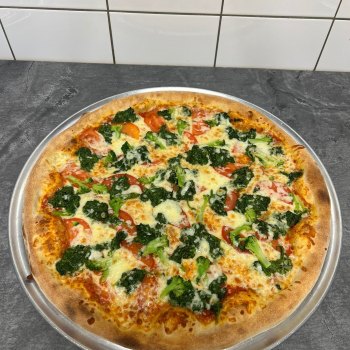 13. Vegetariana - rajčatová omáčka, mozzarella, brokolice, rajčata, špenát (1, 7) - foto č. 13