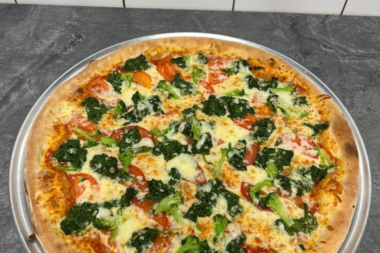 13. Vegetariana - rajčatová omáčka, mozzarella, brokolice, rajčata, špenát (1, 7) - foto č. 13