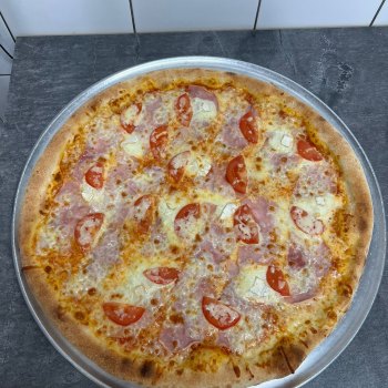 11. Mondo - rajčatová omáčka, mozzarella, šunka, camembert, rajčata, bazalka (1, 7) - foto č. 11