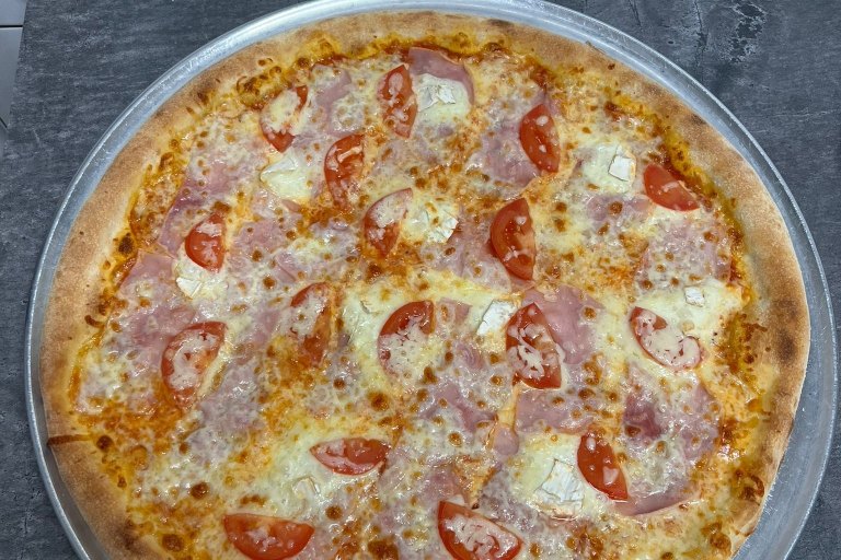11. Mondo - rajčatová omáčka, mozzarella, šunka, camembert, rajčata, bazalka (1, 7) - foto č. 11