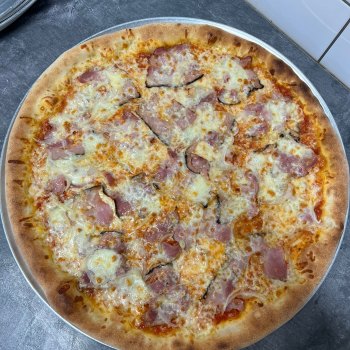10. Slanina - rajčatová omáčka, mozzarella, slanina, cibule (1, 7) - foto č. 10